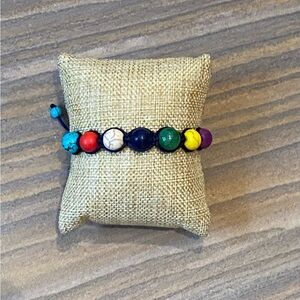 7 Chakras healing bracelet made with natural turquoise and lápiz lazuli beads.
